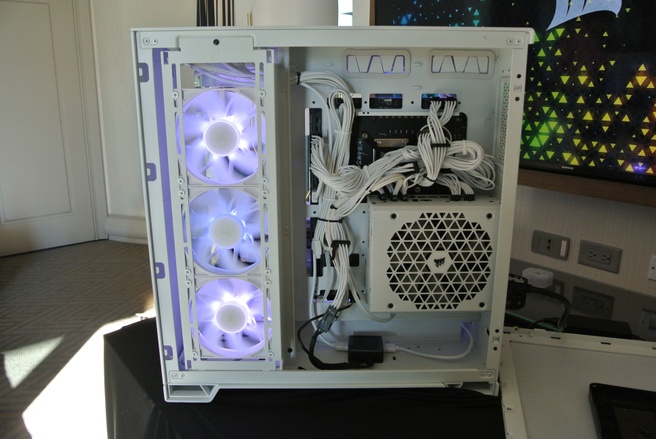 De ruimte achter het moederbord in het tweede compartiment van de Corsair 6500X