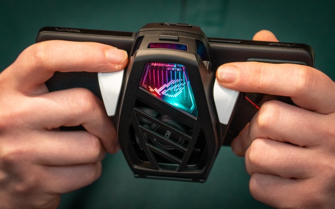 ASUS ROG Phone 9 Pro met AeroActive Cooler X