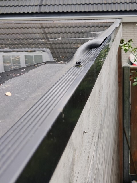 losgekomen EPDM rand van dak overkapping