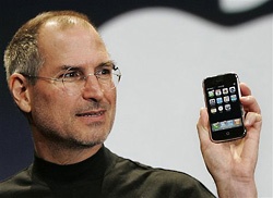 Steve Jobs met iPhone in hand