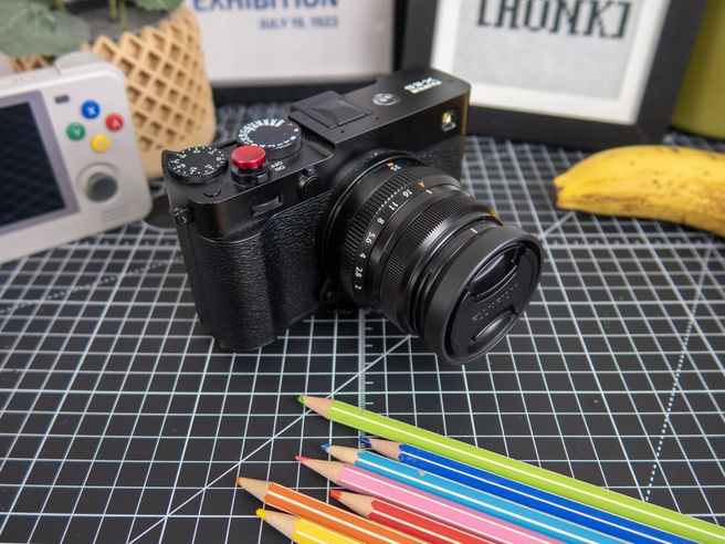 Nabewerkte foto's buiten accordion - compactcamera vs. smartphone