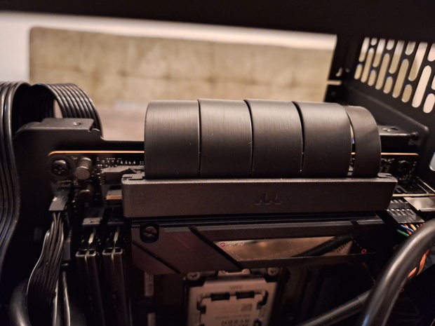 Afbeeldingslocatie: https://tweakers.net/i/_WYe40rE7HOueEDTTKogogtXUco=/620x/filters:strip_icc():strip_exif()/m/2271134/1VHvXKpxCV0vgGLJYDXLv3etN2l7aM4XwQpvxH0iuPkPr34BQD.jpeg?f=620xauto