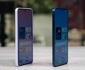 Samsung Galaxy A37 (roze) en A57 (donkerblauw)