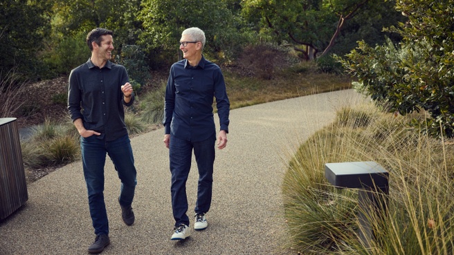 John Ternus (links) en Tim Cook, Apple