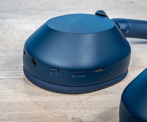 Knoppen van de Sony WH-1000XM5 (blauw) en WH-1000XM6 (zilver)