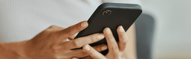 Meta privacy Facebook vrouw handen smartphone