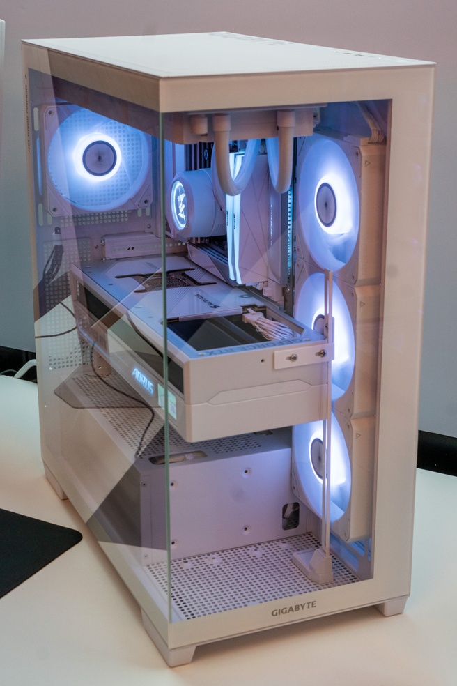 Gigabyte RTX 5090 Aorus Stealth ingebouwd in een pc. Foto: Tweakers