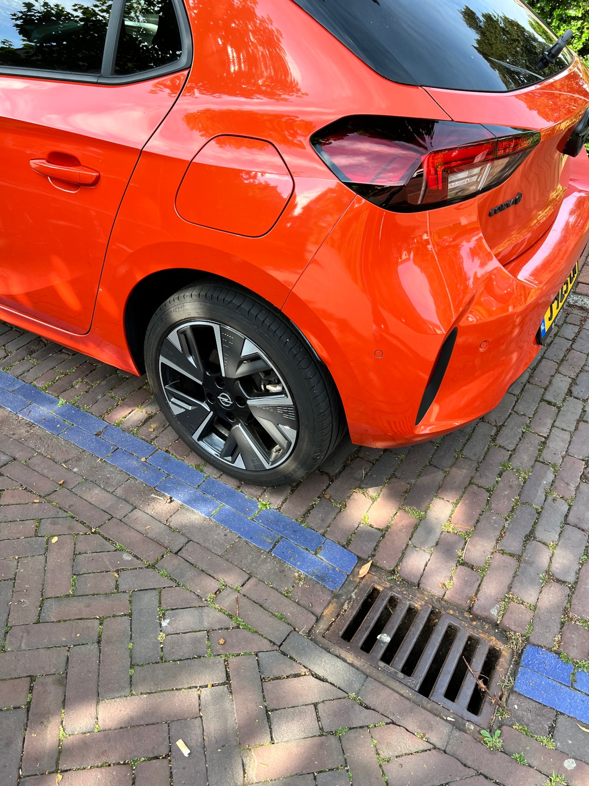 Afbeeldingslocatie: https://tweakers.net/i/b8O7j3GcFOnF-AfvufwYuH73F-Y=/full-fit-in/4920x3264/filters:max_bytes(3145728):no_upscale():strip_icc():fill(white):strip_exif()/f/image/gOO1DuV9589epjMIqDamZaXQ.jpg?f=user_large