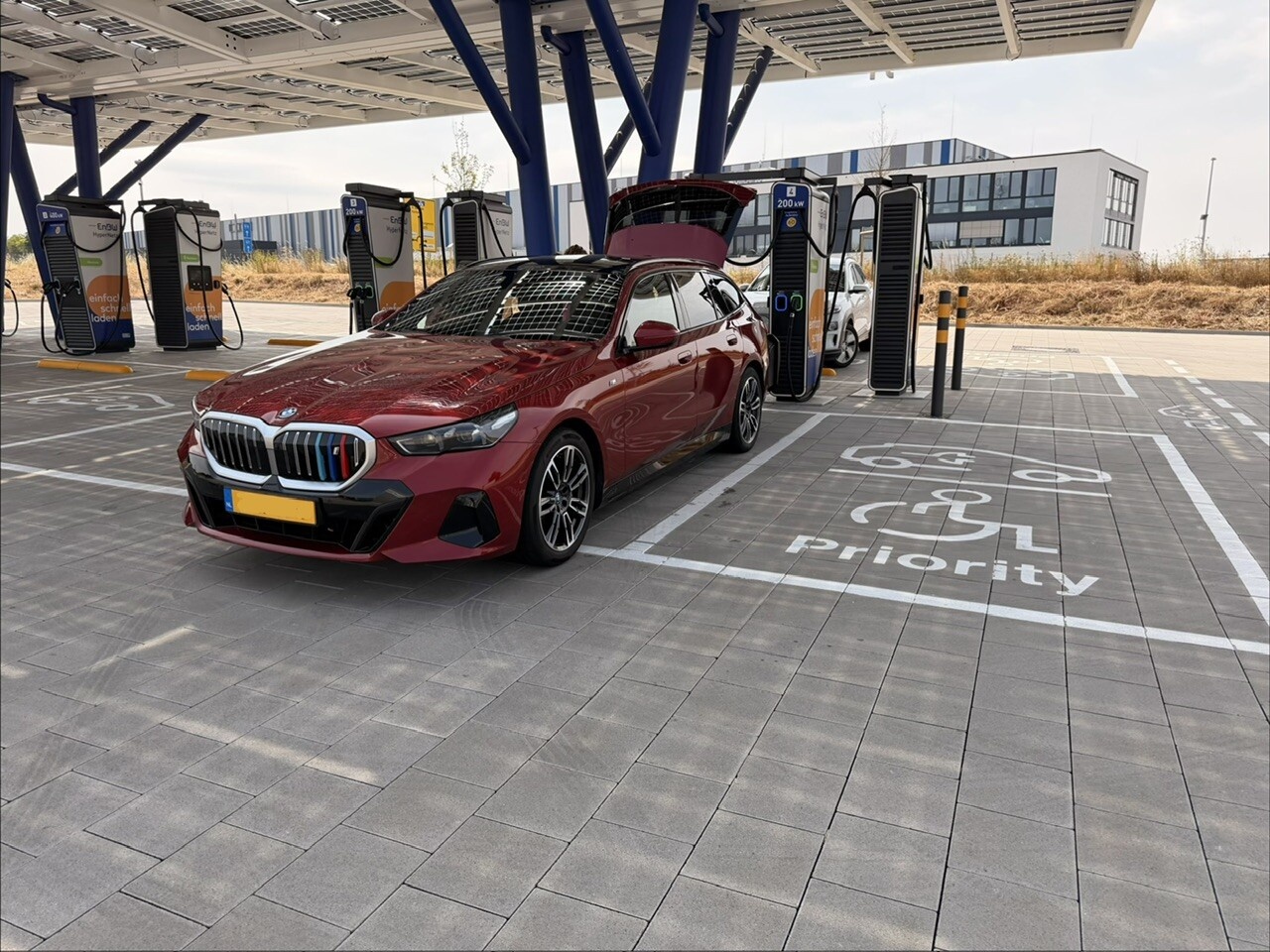 Afbeeldingslocatie: https://tweakers.net/i/bCfnS1yLkWADnWwq9C8IKzoGGEg=/fit-in/4920x3264/filters:max_bytes(3145728):no_upscale():strip_icc():strip_exif()/f/image/KXQAcJ8Eczu0IIBtELPEztT0.jpg?f=user_large