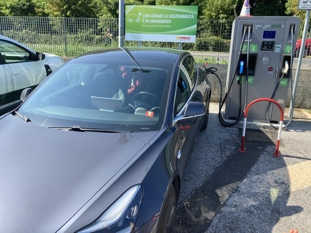 Afbeeldingslocatie: https://tweakers.net/i/bQsi0EOeTriQWviN6yRH_h0ifP8=/full-fit-in/4920x3264/filters:max_bytes(3145728):no_upscale():strip_icc():fill(white):strip_exif()/f/image/KYxrU8TbSyT7YHDzIeGRVifw.jpg?f=user_large