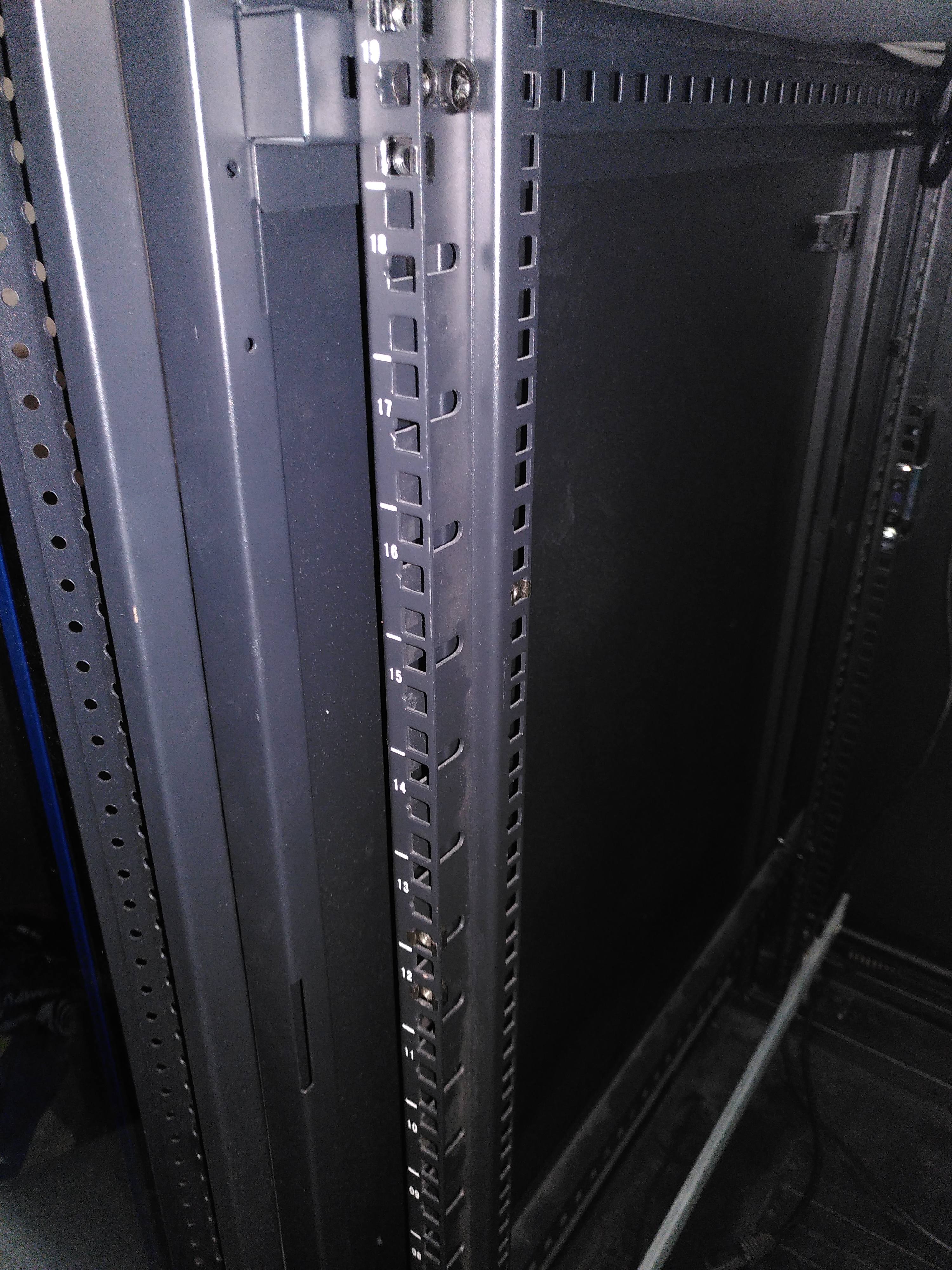 Extra verticale mount rails voor server rack? - Overige hardware - GoT