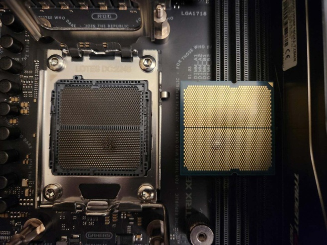 Een foto van de kapotte Ryzen 7 7800X3D-processor van Reddit-gebruiker Speedrookie