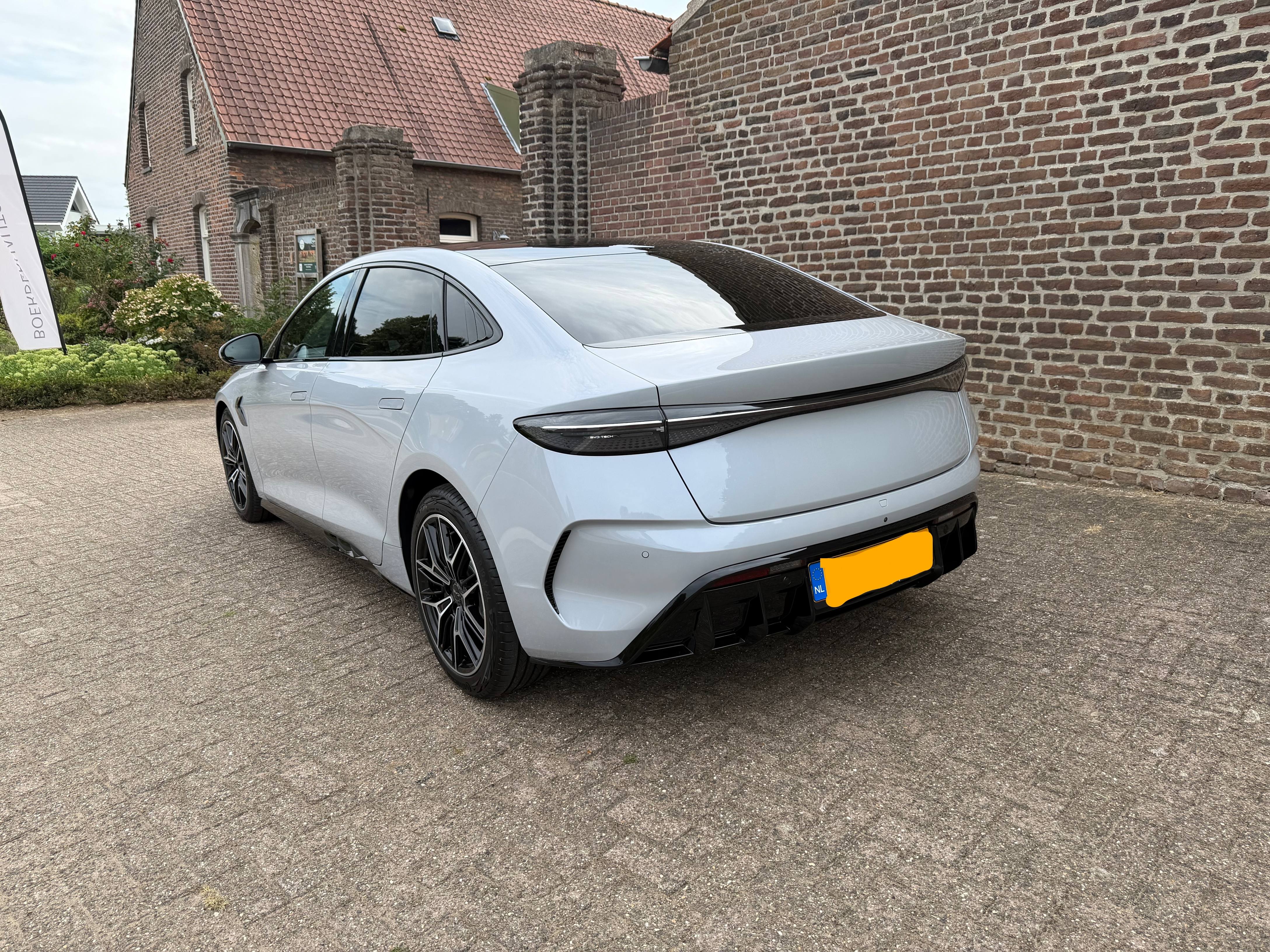 Afbeeldingslocatie: https://tweakers.net/i/bifeDnWwXew1d414LTnAKPC4VVY=/fit-in/4920x3264/filters:max_bytes(3145728):no_upscale():strip_icc():strip_exif()/f/image/XhWvoxcxdr7gzQN9YONiEqIL.jpg?f=user_large
