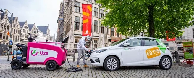 UZE laadt een Renault Zoe van GreenMobility op