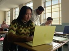student gebruikt Macbook Neo. Bron: Apple