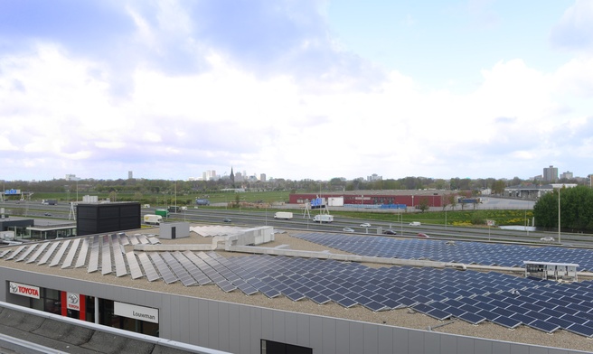 Zonnepanelen op dak bij Toyota-dealer