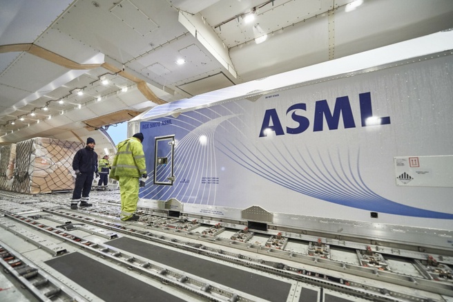 ASML-container in een Boeing 747