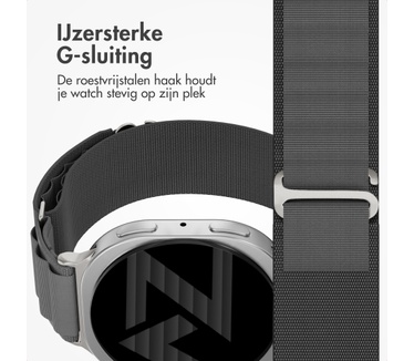 Accezz Nylon Alpine bandje voor de Samsung Galaxy Watch 9 (40/44mm) / Watch 8 (40/44mm) / Classic (46mm) - Dark Grey