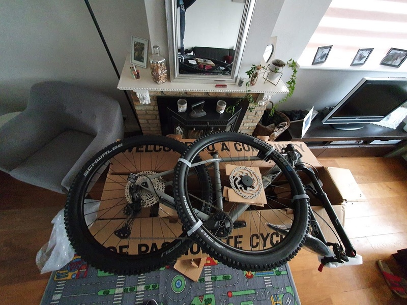 Afbeeldingslocatie: https://tweakers.net/i/d2lnvFQAoU6rPurtP5T6hJZrFbM=/800x/filters:strip_icc():strip_exif()/f/image/9DUTk8tdswRRgVHjuoMbTqar.jpg?f=fotoalbum_large