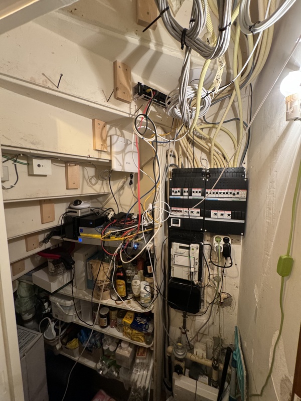 Afbeeldingslocatie: https://tweakers.net/i/dAHS13kSnRkraU0JnbH6ARDpvtc=/x800/filters:strip_icc():strip_exif()/f/image/GEukPCASdxpCk3TrlgOfO7BM.jpg?f=fotoalbum_large