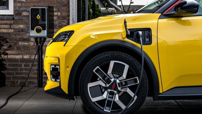 Renault 5 aan We Drive Solar-laadpaal