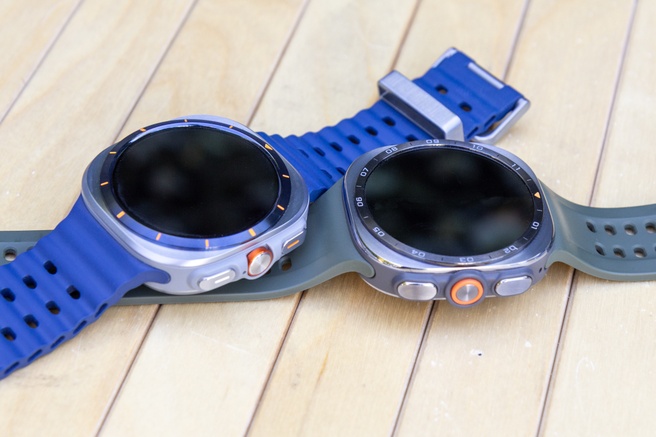 Samsung Galaxy Watch Ultra (links) en Ultra2