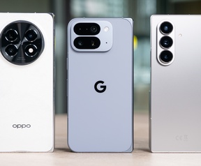 De Google Pixel 10 Pro Fold naast de Oppo Find N5 (links) en Samsung Galaxy Z Fold7 (rechts)