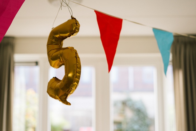 Verjaardagsfeestje, verjaardagsballon, vijf. Bron: Getty Images (1251318772)