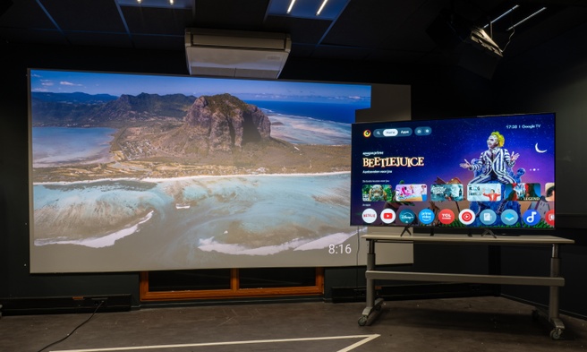 Hetzelfde beeld als hierboven, maar nu met direct licht op het scherm. Het projectorbeeld verliest contrast, de tv nauwelijks