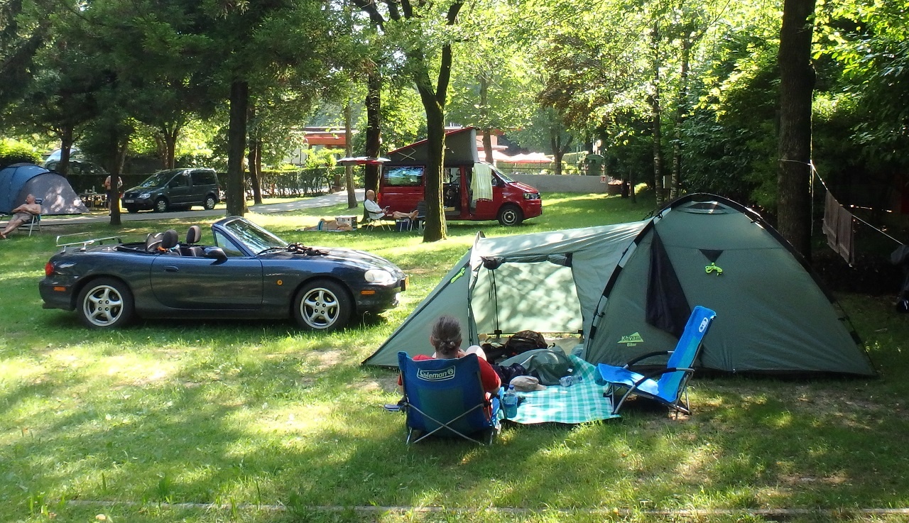 Bij de tent