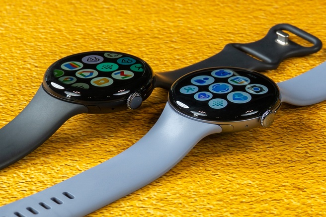 Pixel Watch 3 (links) en Pixel Watch 4 met licht gebold scherm