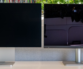 BenQ MA270S naast twee andere monitoren