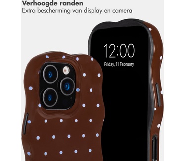 Selencia Vivid Wavy Backcover met MagSafe voor de Apple iPhone 16 Pro - Happy Dots Chocolate