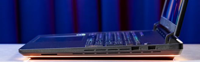 ASUS ROG Strix Scar 18 - Aansluitingen