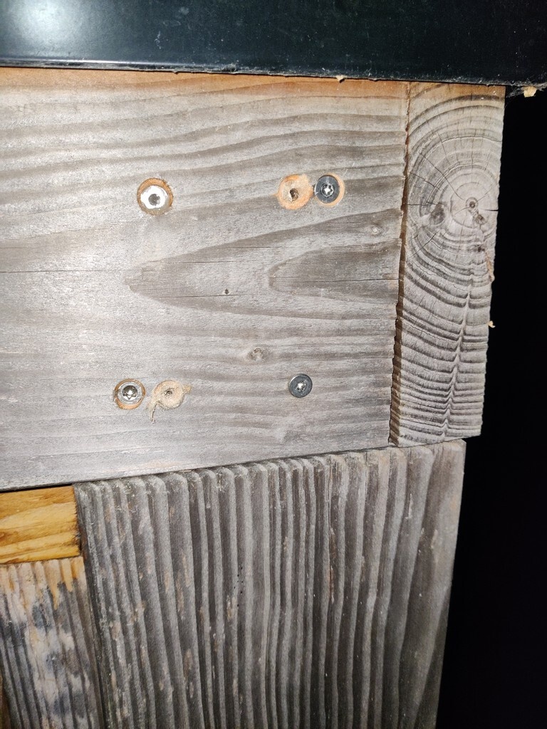 Extra schroeven naast afgebroken schroeven in ringbalk overkapping