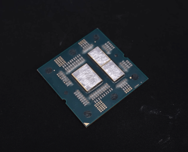 Een gedelidde AMD Ryzen 7000-processor. Bron: Der8auer