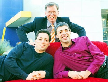 Eric Schmidt (achter), Larry Page en Sergey Brin
