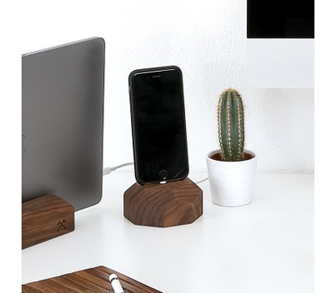 Woodcessories EcoDock - Wooden iPhone Dock Solid Walnu