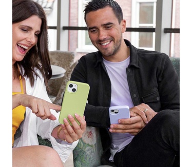 Accezz Liquid Silicone Backcover iPhone 15 - Groen