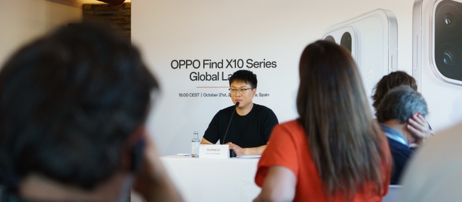 OPPO-topman Lu Scofield wordt bestookt met vragen over de gekrompen accucapaciteit.