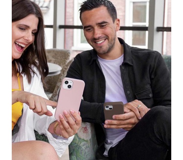 Accezz Liquid Silicone Backcover met MagSafe