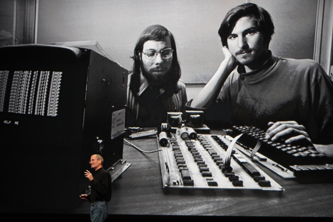 Steve Jobs met op scherm jonge Steve Wozniak en Steve Jobs. Bron: Getty Images, Kimberly White/Corbis