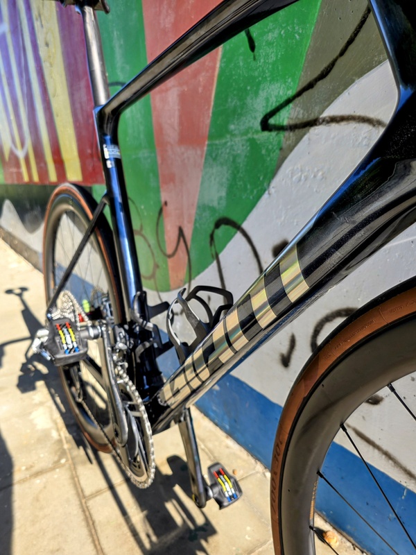 Afbeeldingslocatie: https://tweakers.net/i/j4xD0of5blzP_8hzHydtADWori4=/x800/filters:strip_icc():strip_exif()/f/image/2Gvox2LA5eMQ2SJxXbtY5q36.jpg?f=fotoalbum_large