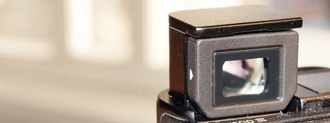 De zoeker van een Sony RX100-compactcamera