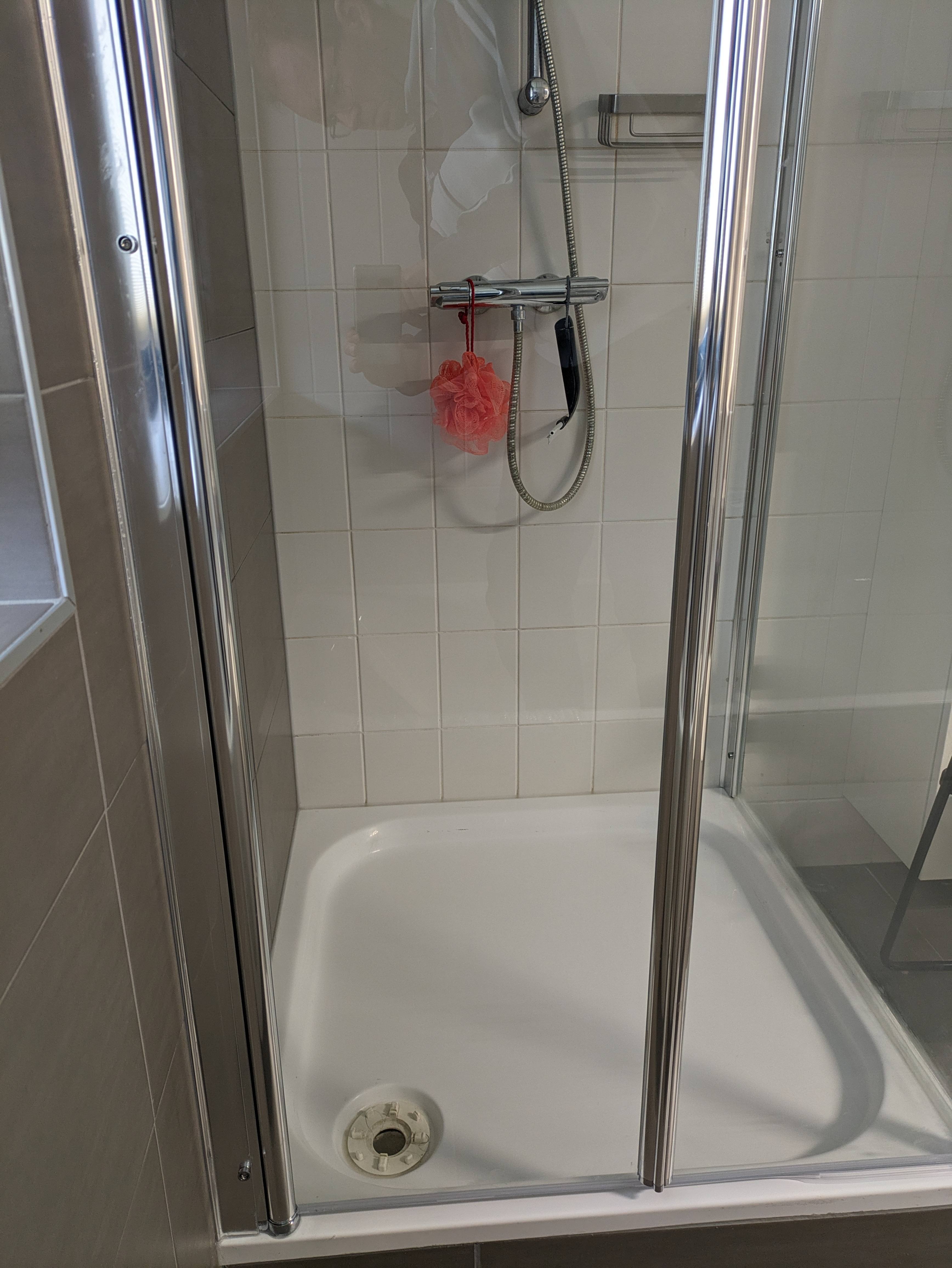 douchecabine vervangen, muur niet vlak betegeld. Bouwen en klussen GoT