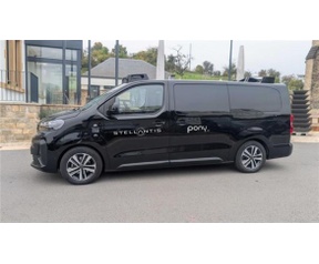 Stellantis wil met Chinees bedrijf en Peugeot-busjes robotaxi's testen in Europa