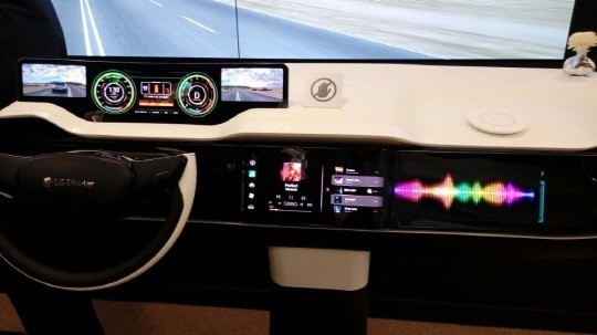 LG Display Mercedes dashboard