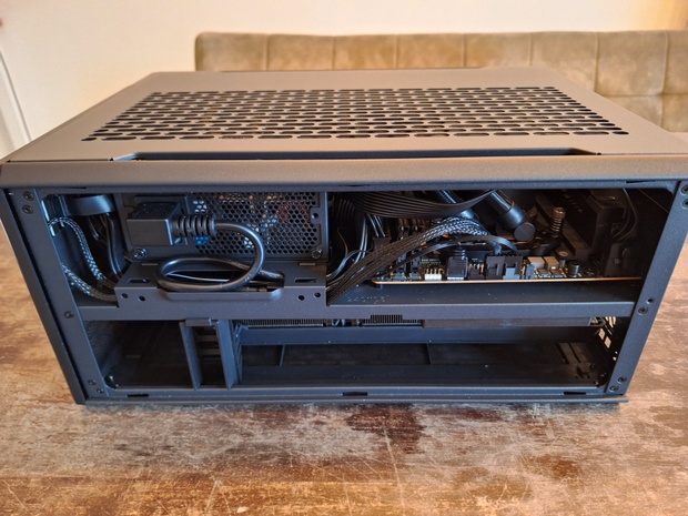 Afbeeldingslocatie: https://tweakers.net/i/kQ6jv9YRdqcqJL5UAMyJIwcrJwQ=/620x/filters:strip_icc():strip_exif()/m/2271134/1VHvXLhr8Bzwi430o6oQP1T1NYmT3vI8cPzCMnT8TynE71FUAe.jpeg?f=620xauto