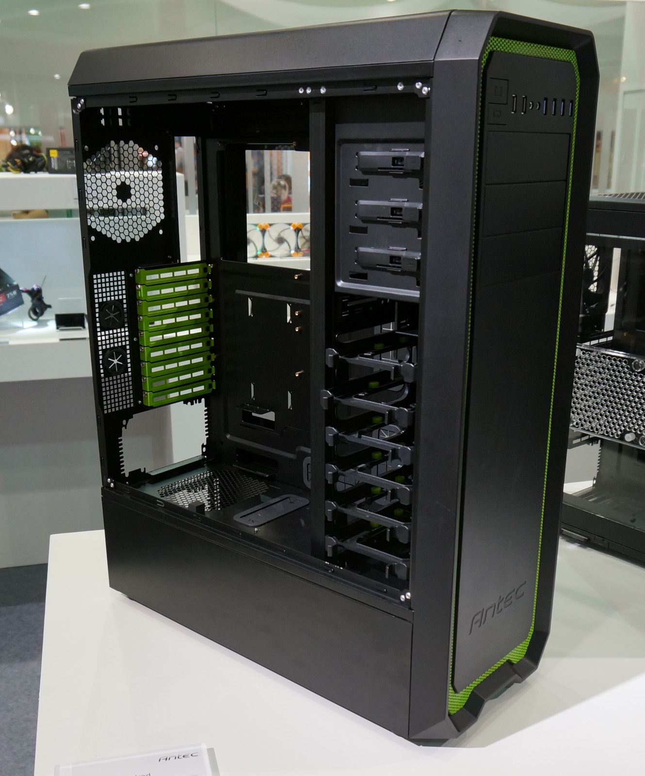 Antec introduceert kleine P100-behuizing - Computer - Nieuws - Tweakers