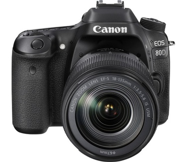 Canon EOS 80D + EF-S 18-135 1:3.5-5.6 IS USM Zwart